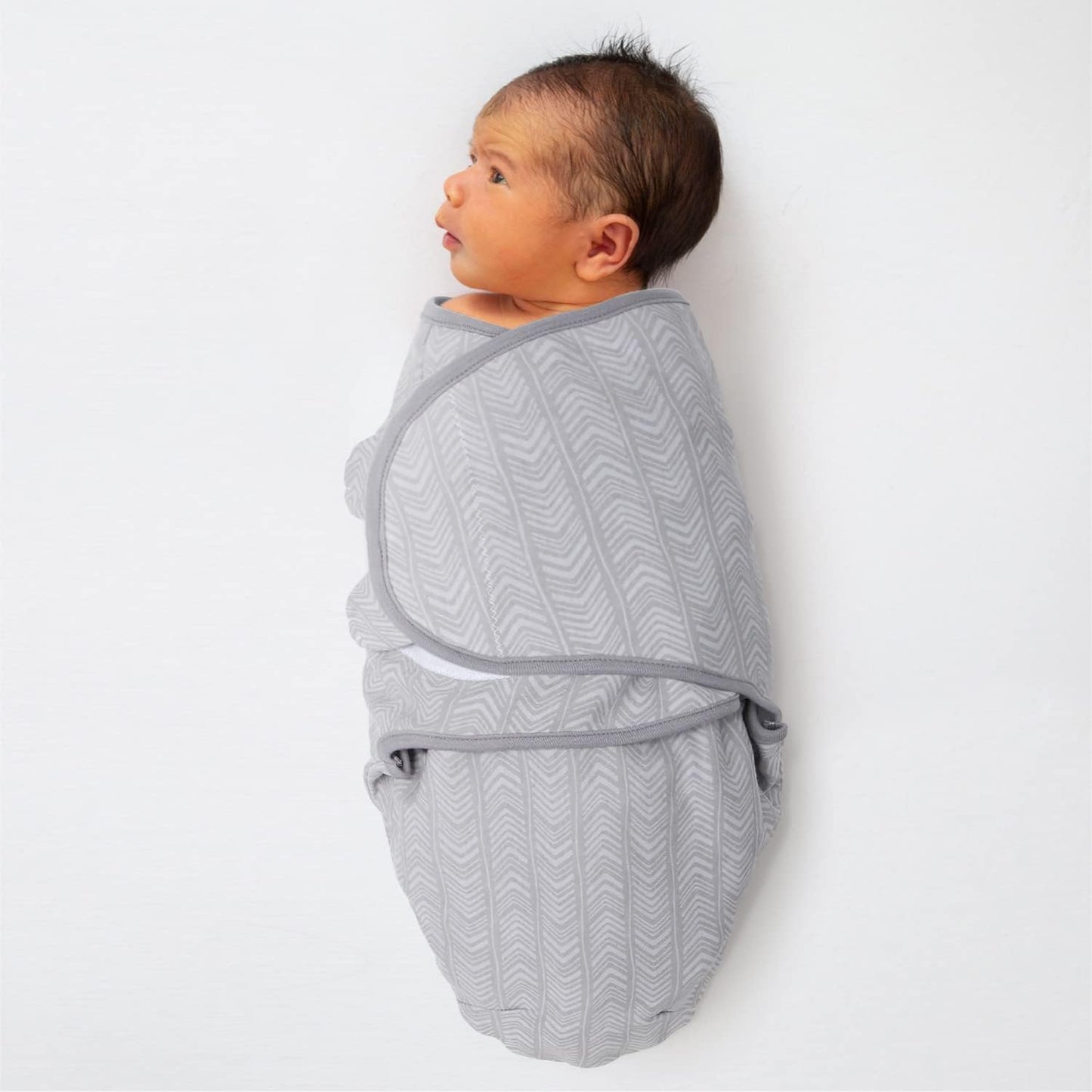 emmaillotage-bébé-gris-avec-un-bébé-garcon