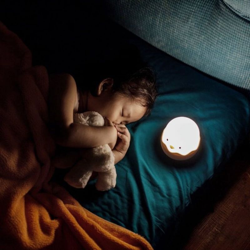 L'enfant dort avec la veilleuse pour bebe