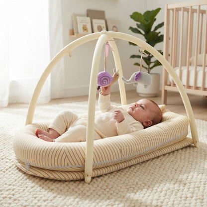 exploration de bébé dans son réducteur de lit