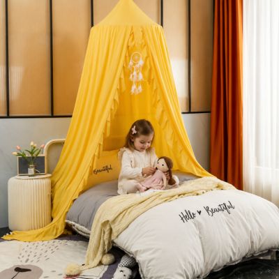 fillette qui s'amuse avec sa poupée sous son ciel de lit bébé