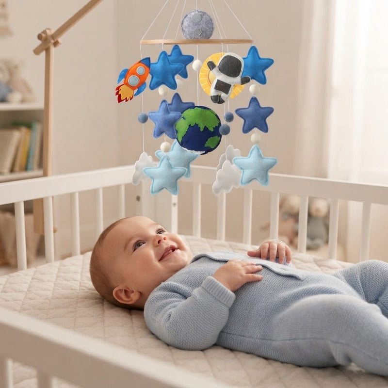 garçon qui suis des yeux son mobile pour lit bebe