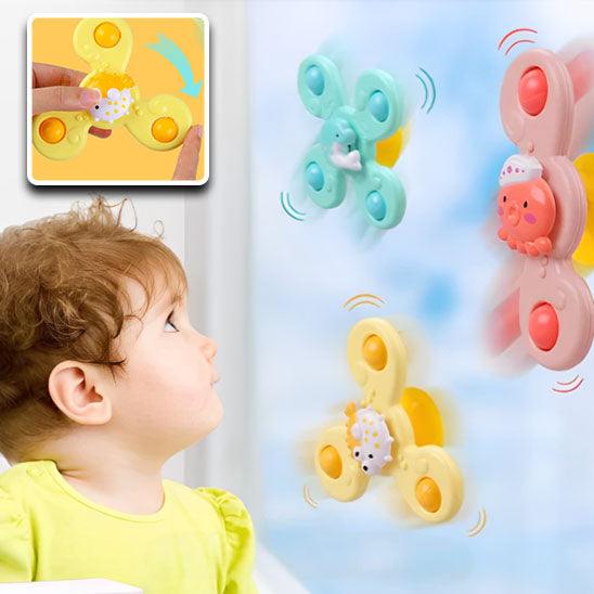 jeux-d'eveil-bebe-3-spinner-avec-ventouse-accrochées-au-mur-avec-un-bébé-qui-observe