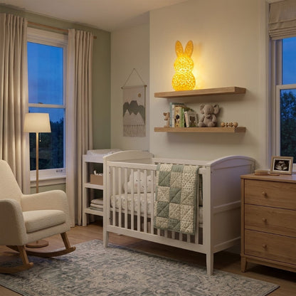 lampe veilleuse lapin dans chambre bébé