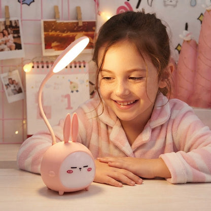 lapin veilleuse et petite fille