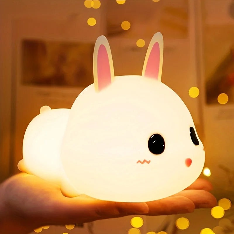 lapin veilleuse multicolore dans main