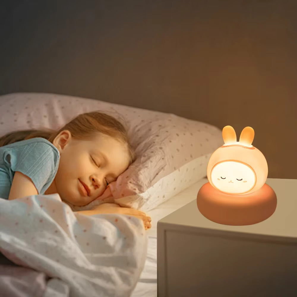 Lapin veilleuse sur table de chevet, petite fille dort