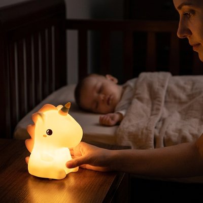 licorne veilleuse sur table éclaire bébé dort
