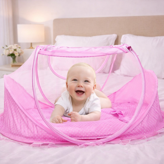 lit-bebe-moustiquaire-bebe-heureux