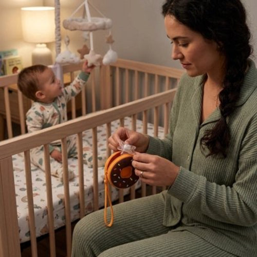 Maman sort la tetine de la boite a tétine pour la nuit bébé