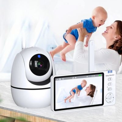 maman avec bébé filmé par video babyphone