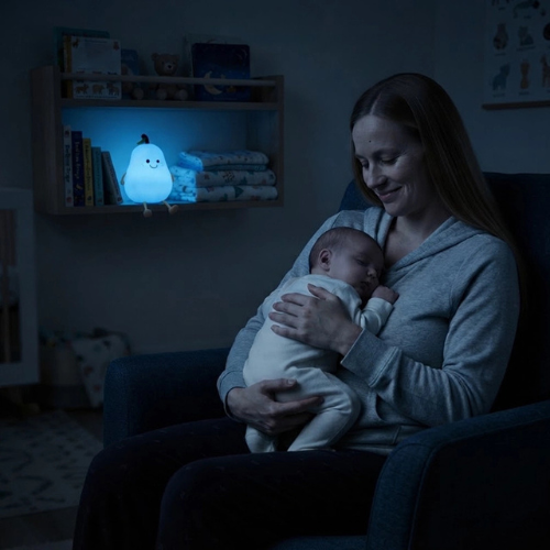 Maman berce bébé avec la lumière bleue de la veilleuse poire