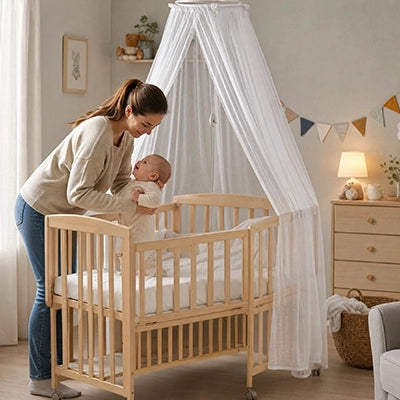 Maman couche bébé dans le berceau avec moustiquaire lit bebe