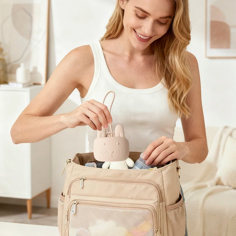 Maman dépose porte tetine chaton dans son sac