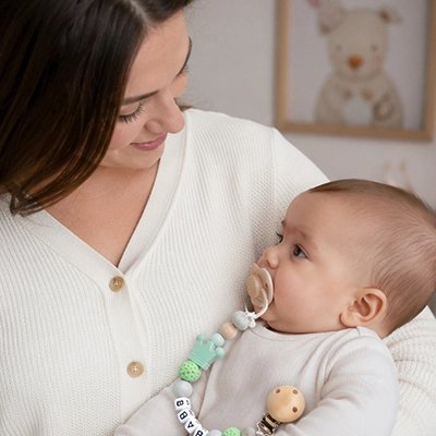 maman endort bébé avec attache tétine