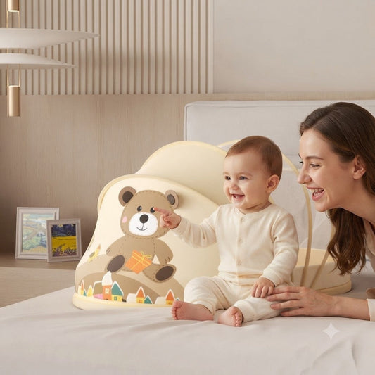 maman et bébé assis sur le lit à côté du moustiquaire pour cododo