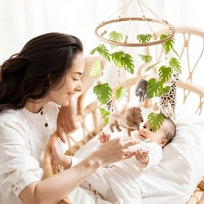 maman et bébé avec le mobile pour bébé