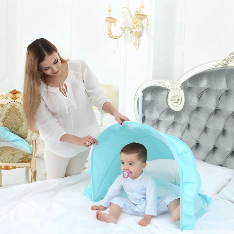 maman fait sortir bébé de son moustiquaire lit bébé