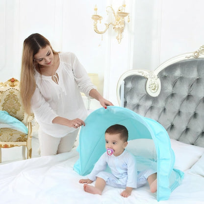 maman fait sortir bébé de son moustiquaire lit bébé