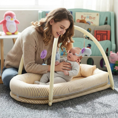 Maman installe bébé dans le réducteur de lit