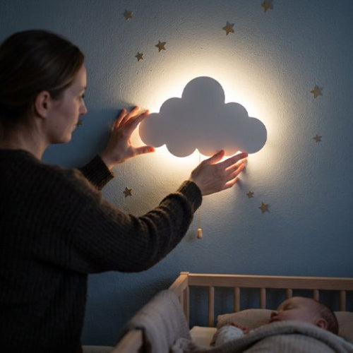 Maman installe la veilleuse murale bebe