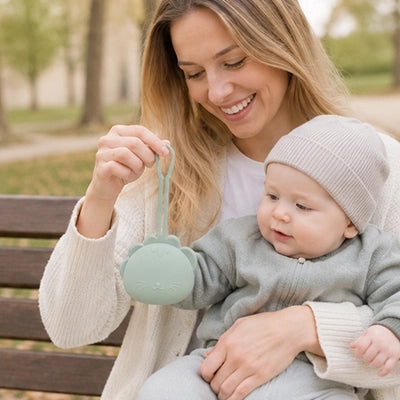 maman montre sucette bebe a bebe