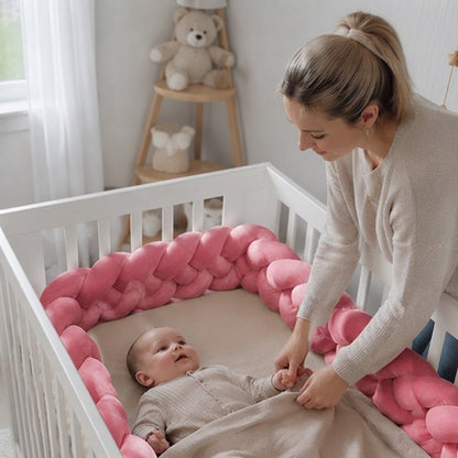 maman qui prépare bébé dans son berceau et sa tresse de lit bebe