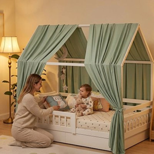 Maman se prépare à raconter une histoire à bébé sous le ciel de lit cabane vert