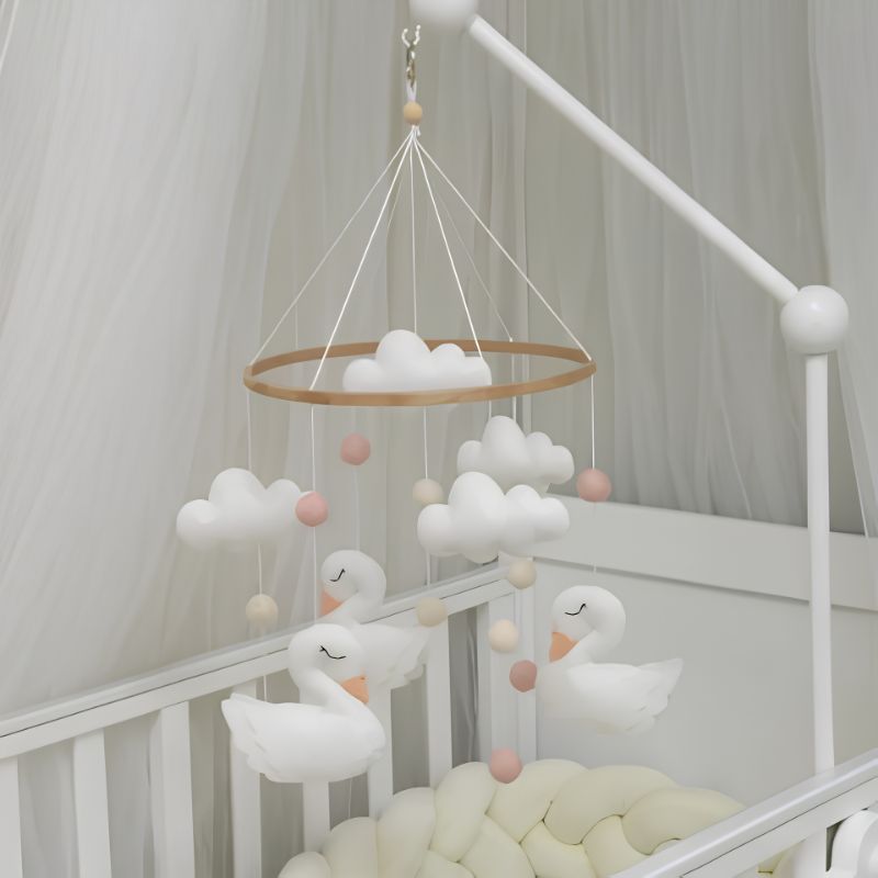 Mobile lit bebe installé avec support blanc sur berceau