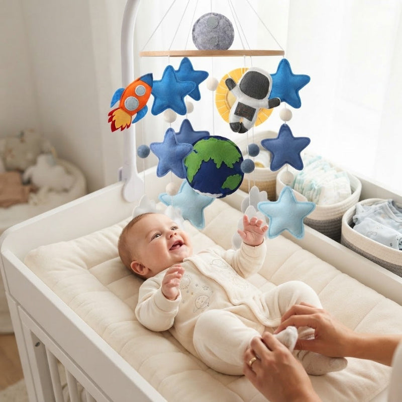 mobile pour lit bébé au-dessus de table à langer avec bébé