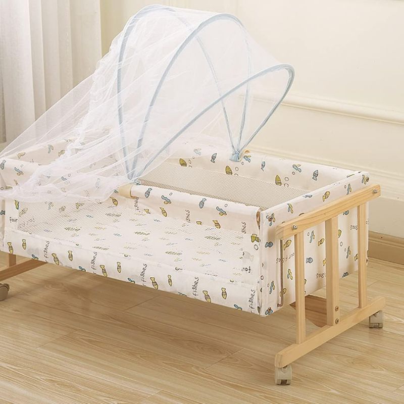 moustiquaire bebe lit ouvert installée sur berceau