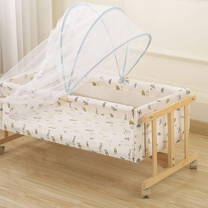 moustiquaire bebe lit ouvert installée sur berceau