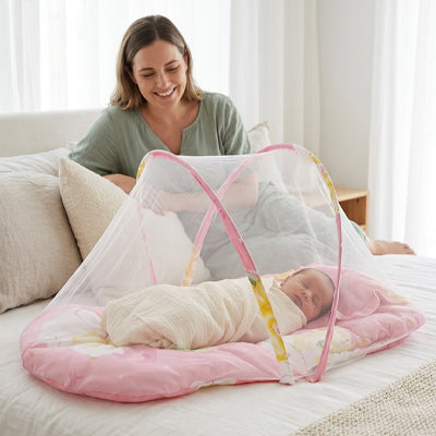 moustiquaire-lit-bébé-sur-lit-maman