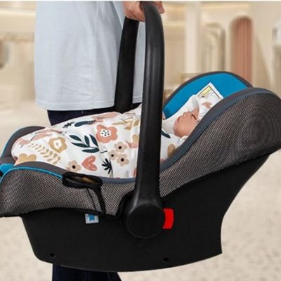 nid d Ange siege auto et bébé qui dort
