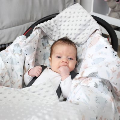 Bébé-dans-son-nid-d' ange-siege- auto