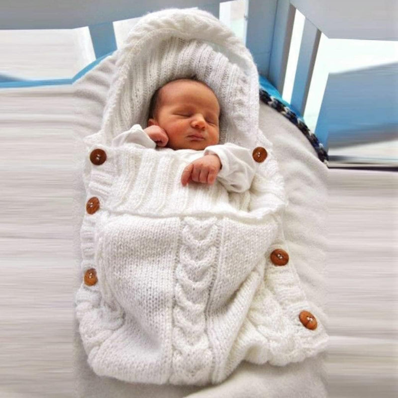 nouveau-né dans son nid d'ange bébé blanc