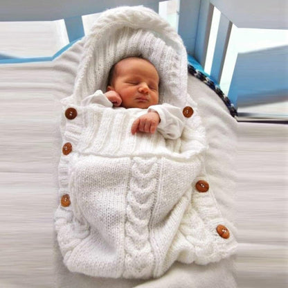 nouveau-né dans son nid d'ange bébé blanc