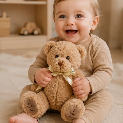 ours-peluche-dans-bras-bébé