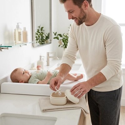 papa avec bébé range sucette dans porte sucette