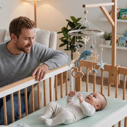 Papa et bébé s'amusent avec mobile bebe