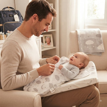 Papa habille bébé dans tog gigoteuse pour sortir