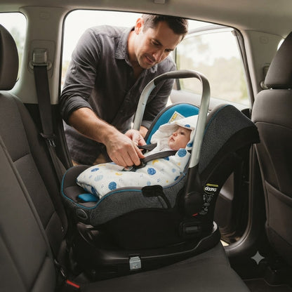 Papa installe bébé dans son nid dAnge siège auto dans la voiture
