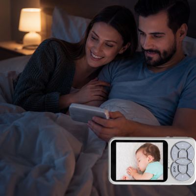 parent regarde  leur bébé dormir avec camera Bebe