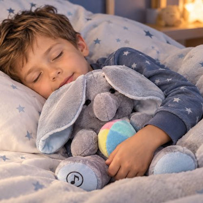 Peluche éléphant au lit avec garçon 5 ans
