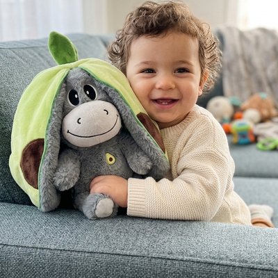 peluche qui respire dans bras bébé qui fait photo