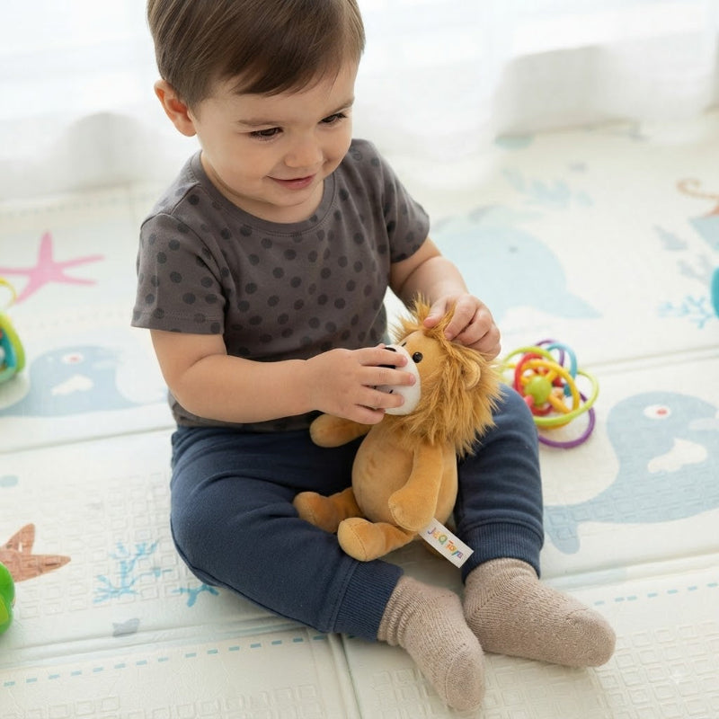 petit garçon avec sa peluche lion