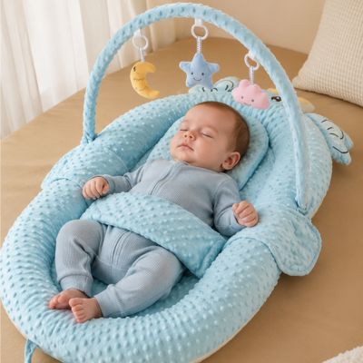 Petit garçon qui dort dans son cocon bebe