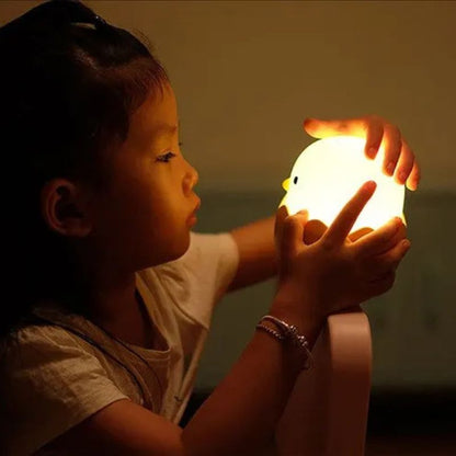 petite fille qui change l'intensité de la veilleuse pour bebe
