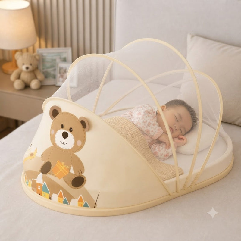 petite fille qui dort poings fermés dans moustiquaire pour cododo