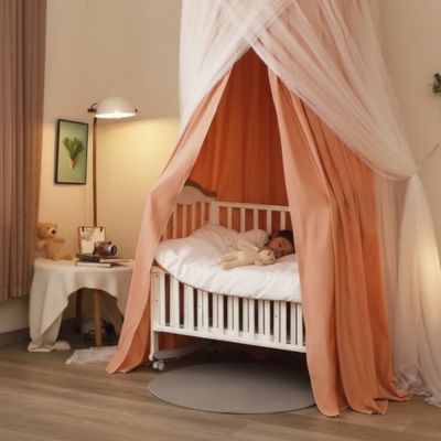 petite fille qui dort sous son ciel de lit cabane