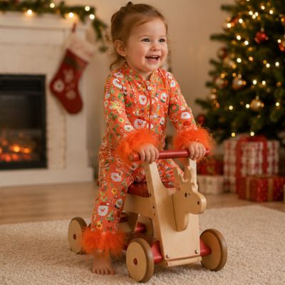 pyjama- noel-enfant-avec-son-cheval-de bois